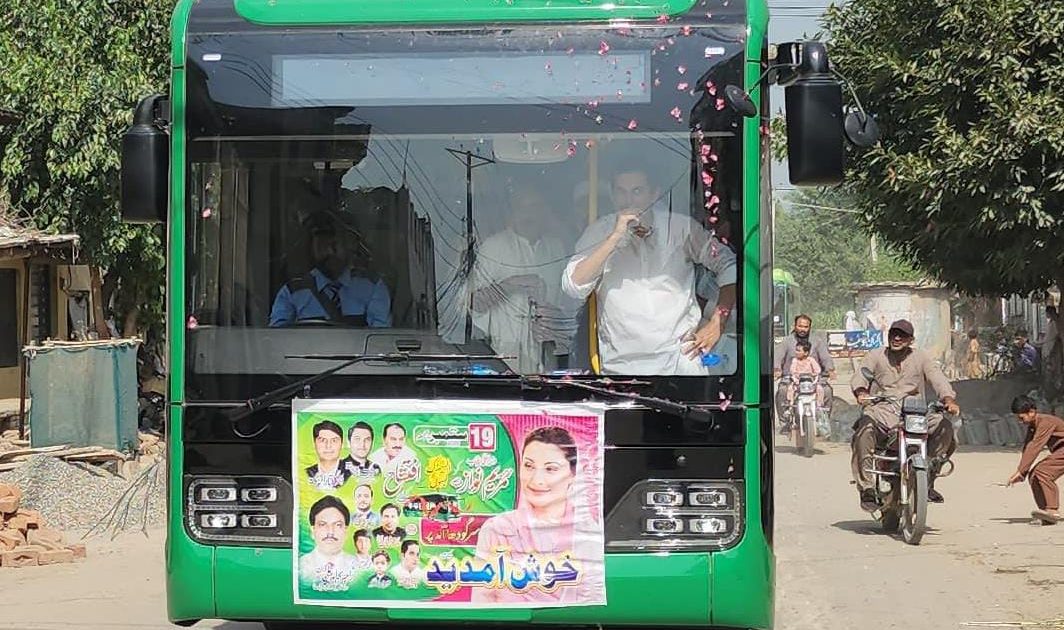 ھیرہ میں گرین بس پر پتھراو کے باعث شیشہ ٹوٹ گیا — پولیس تحقیقات میں مصروف