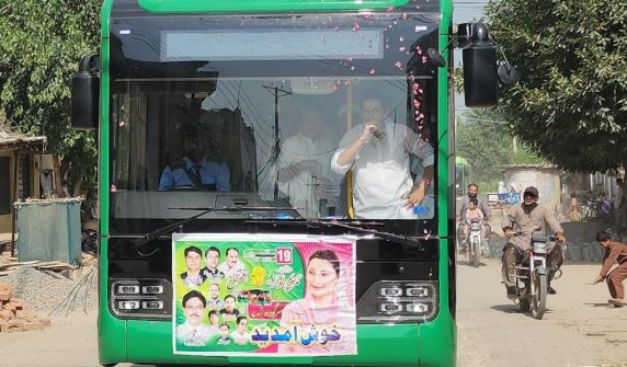 ھیرہ میں گرین بس پر پتھراو کے باعث شیشہ ٹوٹ گیا — پولیس تحقیقات میں مصروف