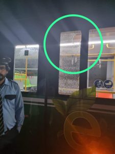 ھیرہ میں گرین بس پر پتھراو کے باعث شیشہ ٹوٹ گیا — پولیس تحقیقات میں مصروف