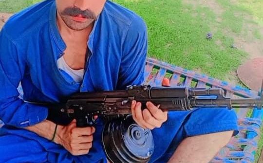 بھلوال نوجوان اسلحہ کے ساتھ