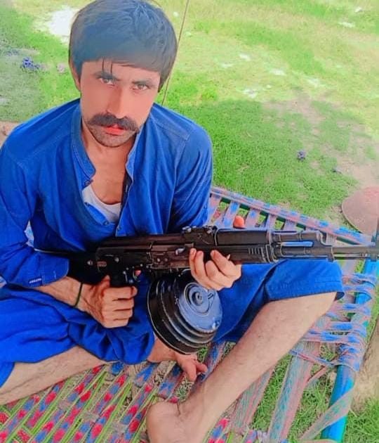 بھلوال نوجوان اسلحہ کے ساتھ