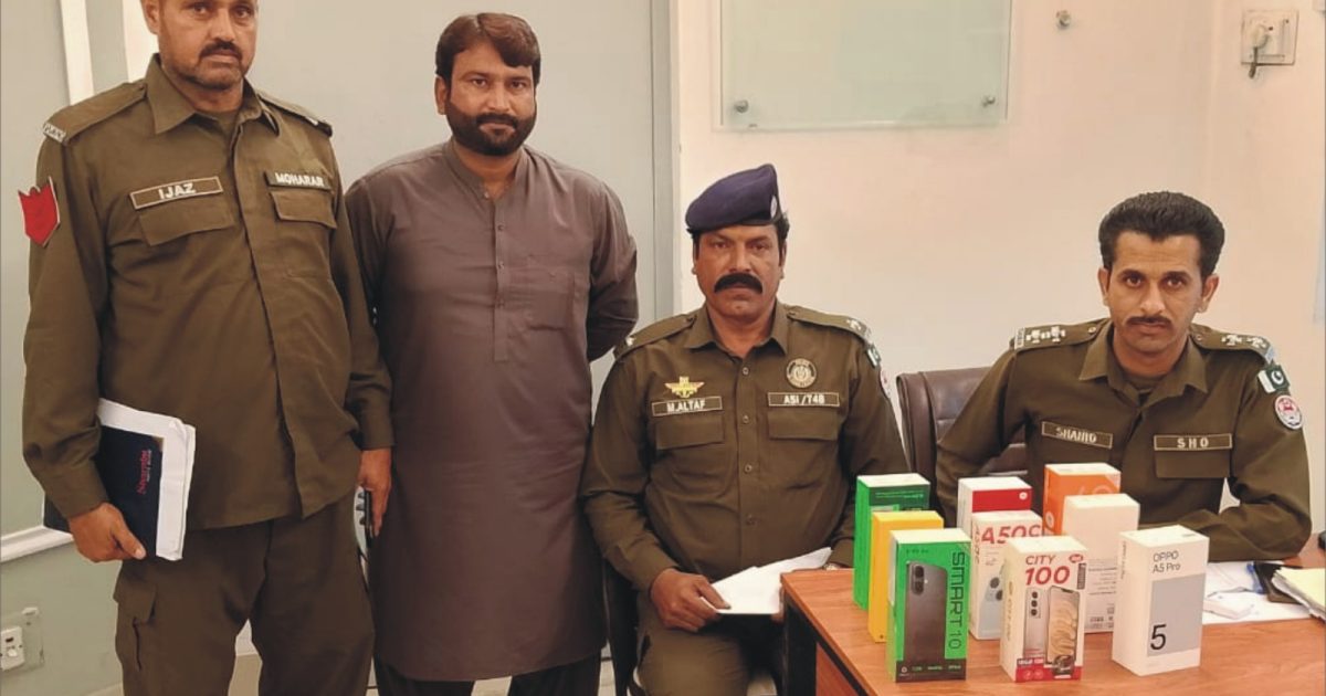 ایس ایچ او شاہد اقبال اور ٹیم موبائل ریکوری کے بعد متاثرہ شہری کے ساتھ