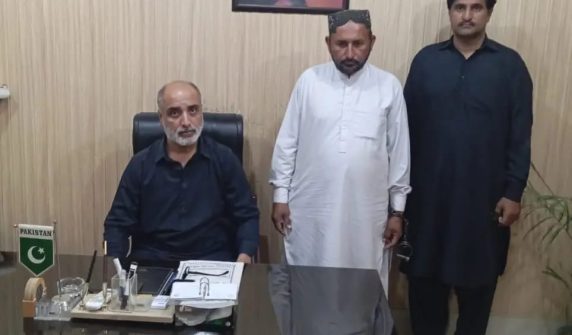 اینٹی کرپشن سرگودھا کے اہلکار ملزم کو گرفتار کرتے ہوئے