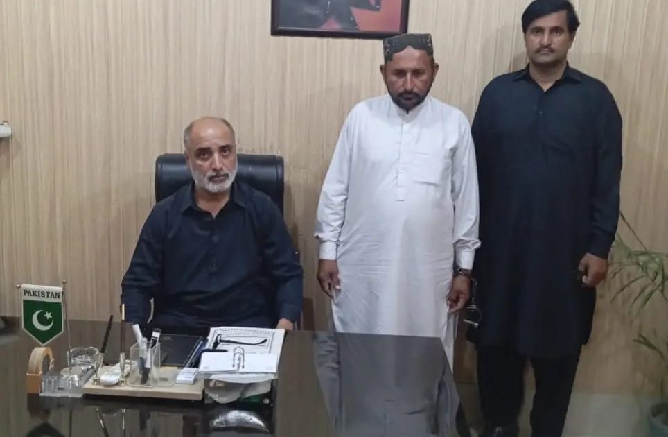 اینٹی کرپشن سرگودھا کے اہلکار ملزم کو گرفتار کرتے ہوئے