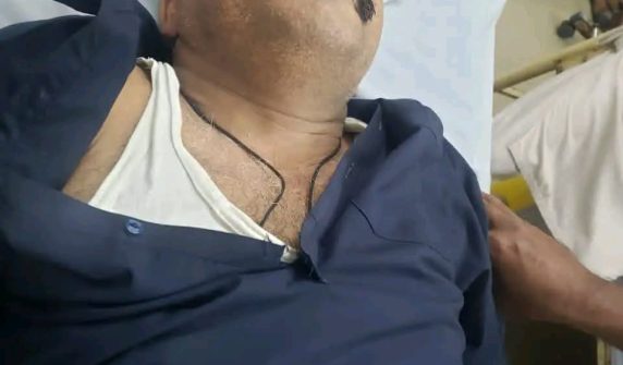 شالیمار ٹرانسپورٹ کمپنی کا زخمی ڈرائیور ہسپتال منتقل کرتے ہوئ