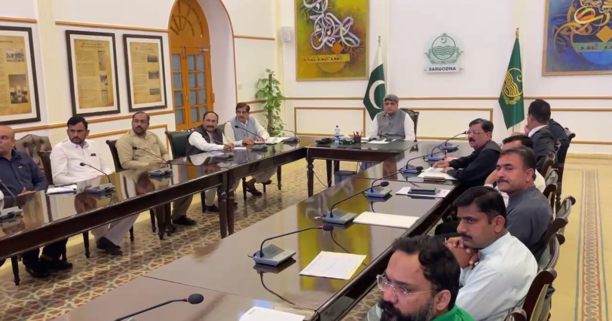 سرگودھا گندم کمیٹی اجلاس میں افسران کاشت کے اہداف کا جائزہ لیتے ہوئے