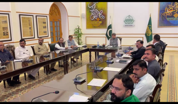 سرگودھا گندم کمیٹی اجلاس میں افسران کاشت کے اہداف کا جائزہ لیتے ہوئے
